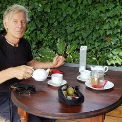 Tee, Kuchen und zum Abschluss Eis vom Bauernhof.