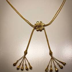 Classical Period gold necklace — İzmir, Türkiye.