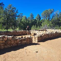 Rekonstruktion eines der alten Bauten im Bereich pberhalb des Canyons.