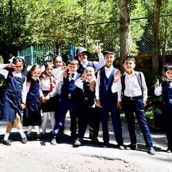 Bei einem Stop ist man schnell von Schulkindern umzingelt.