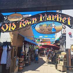 Ein wunderschöner Markt mit vielen Sachen zum Ansehen und Kaufen