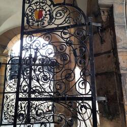 Schmiedeeisen am nördlichen Seiteneingang