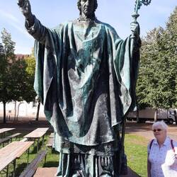 Vor dem Dom im Norden grüßt Bischof Bernward unter weiblicher Begutachtung