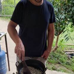 Und Siggi in Action beim Kaffeerösten