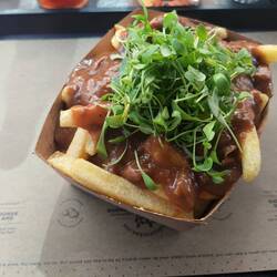 Patatine con salsa di manzo alla birra belga