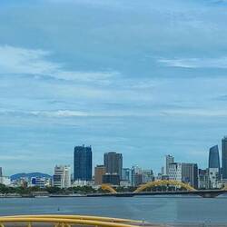 Drachenbrücke in Da Nang (zoomen nötig, wenn man den Kopf der Schlange sehen will)
