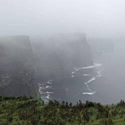 Leider die Klippen im Nebel und mit Regen