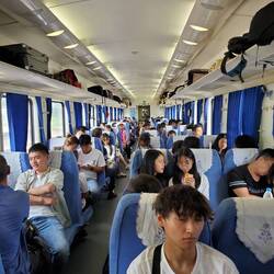 Richtung Kunming wird der Zug schnell voll