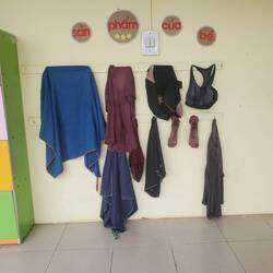 Stillleben: Kleidung trocknen in den feucht-nassen Tropen