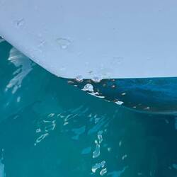 Die Kratzer, die sich unser Boot an der Hafenmauer zugezogen hat.