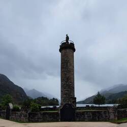 Das Glenfinnan Monument liegt am Ufer von Loch Shiel.