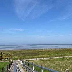 Blick übuden Jadebusen- Im Dunst ist eigentlich Wilhelmshaven zu sehen