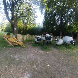 Strohfiguren in Wendtorf am Dorfplatz