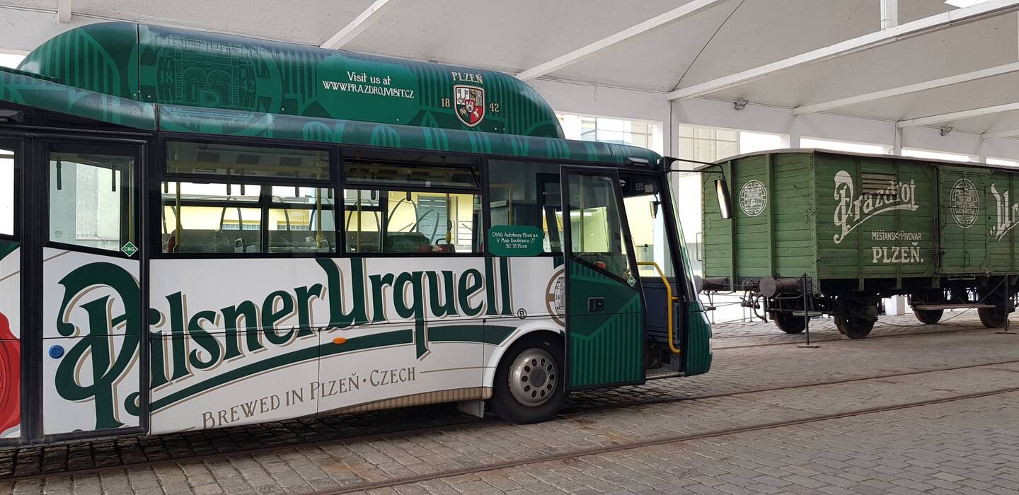 der Bus wartet auf die Teilnehmer der Führung