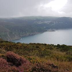 Unser Ziel am Horizont in den Berg gebaut: Lynton