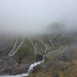 Aussicht von oben auf die Trollstigen