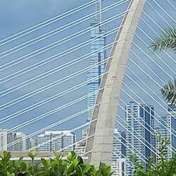 Hinter dem Brückenpfeiler das höchste Haus der Gegend..... 495 Meter