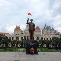 Ho Chi Min vor dem Rathaus
