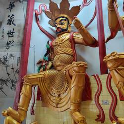 Divinité très énervée par la qualité du carrelage.