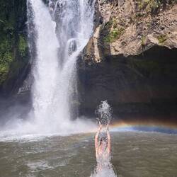 Tegenungan waterfall mit Regenbogen