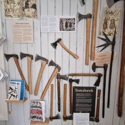 Tomahawkaxte für Trennarbeiten von Ästen seitlichen eintreiben in Baumfaser