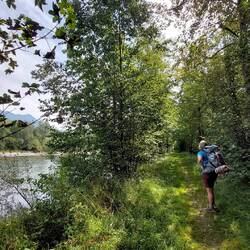 Auf schmalem Pfad entlang der Iller!