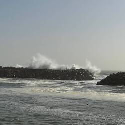 ...danach Verdauungsspaziergang am Strand... ...der Sturm lies grüßen und peitschte die Wellen.