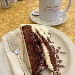 ...🥁🥁🎺🎺: Schwarzwälder Kirschtorte! Der Knaller! Eine glatte 7 von 10! D' Hammer 😄