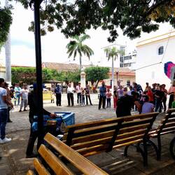 Auf einem kleinen Platz schlagen die Kinder auf eine Piñata ein 😄