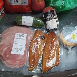 Znacht: Schinke, gröichereter Makrele, früsch presst + gröicherete Chäs und hauber + iipackter Gurke