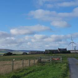 D Farm mit dr ungerirdische Höhli.