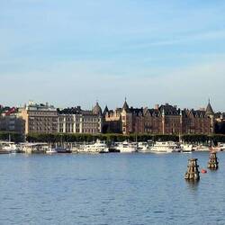 Blick auf prachtvollen Strandvägen des Stadtteils Östermalm
