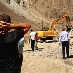 Die Leute halten den Atem an. An dem Kabel hängt das Internet fürs ganze Tal.