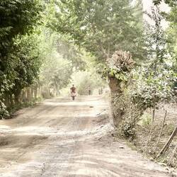 Der Pamir Highway in einem der Dörfer.