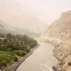 Immer im Blickfeld: Afghanistan auf der linken Flussseite.
