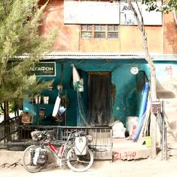 Typischer Pamir Shop, wo man "alles" zu kaufen bekommt. Aber sie haben nicht einmal Brot.