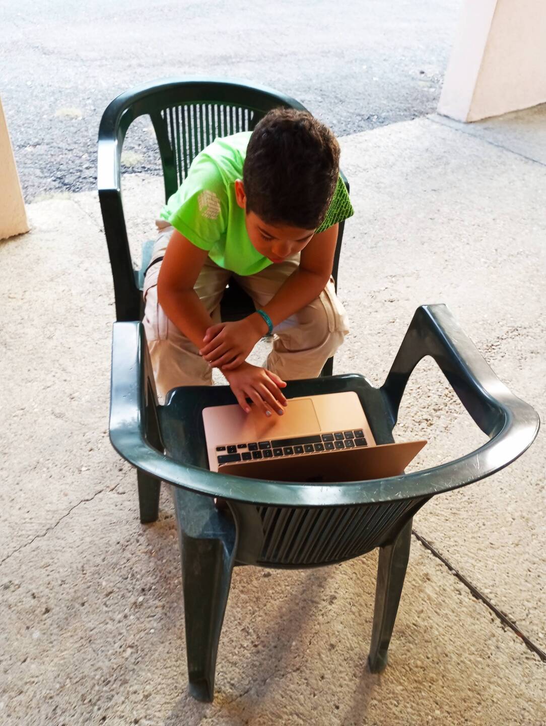 Schularbeiten auf Plastikstühlen