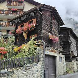 Another example showing stone base and stilts (and amazing flowers!)