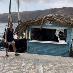 Schwimmende Imbissbude in Katapola