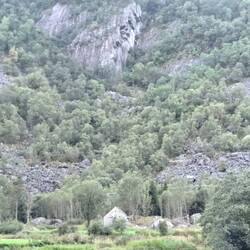 Ganzes Dorf erschlagen von Felsbrocken