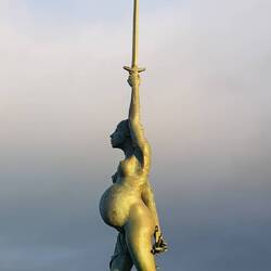 " Die Wahrheit" von Damien Hirst im Hafen von Iffracombe