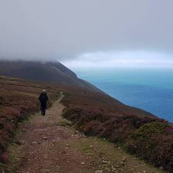 Das Wetter schlägt rasch um. Wir laufen zu den Wolken.
