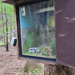 gut gemachter Cache im Wald - vor dem Regen