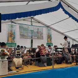 Das Festzelt ist schon früh gut gefüllt....