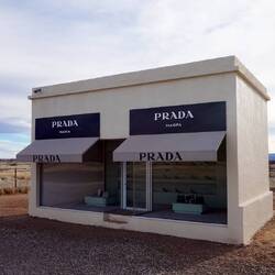 Ein Prada Geschäft, mitten im Niegendwo (ist wohl ein Kunstprojekt)