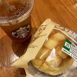 Yuzu iced tea with melonpan bun 🍋🍞