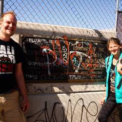 Am Grenzschild. Aron ist in Mexiko, Lara in den USA
