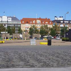 Der Platz vor dem Kran