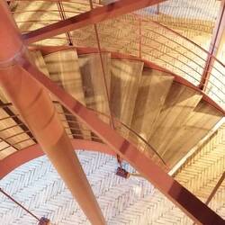 Man beachte den Fußboden und die Wendeltreppe aus Stahl mit den tollen hölzernen Stufen