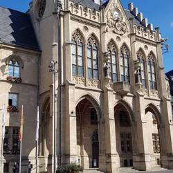 das neogotische Rathaus